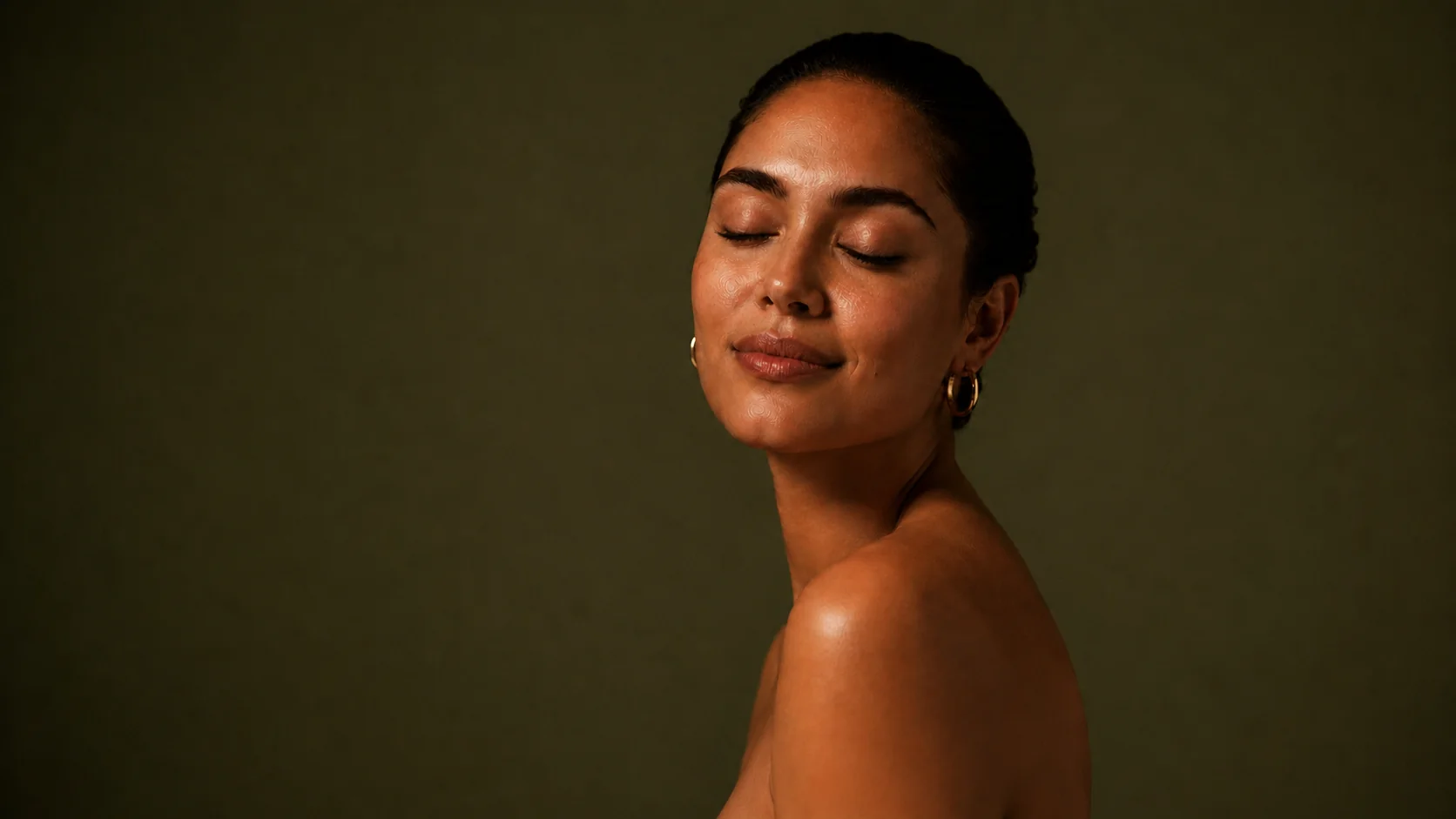 Mulher serena em um momento de bem-estar